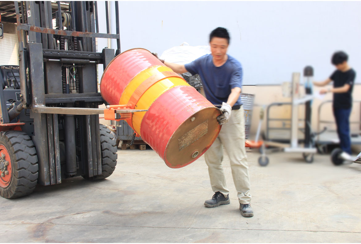 叉車專用油桶翻轉(zhuǎn)器