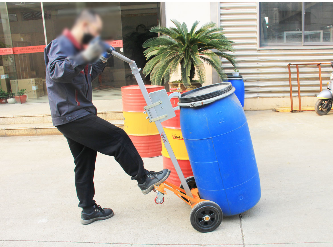 咬嘴油桶搬運(yùn)車